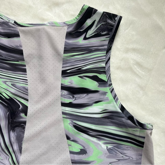 Women’s Lululemon Tanktop - Picture 6 of 10